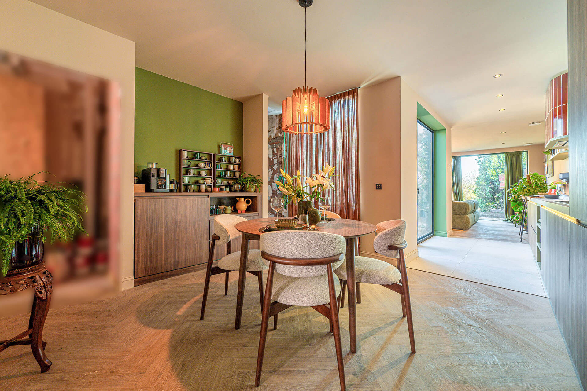 Salle à manger à Wielsbeke avec un meuble sur mesure en Lorenzo Walnut de l'émission flamande Huis Gemaakt (VTM)