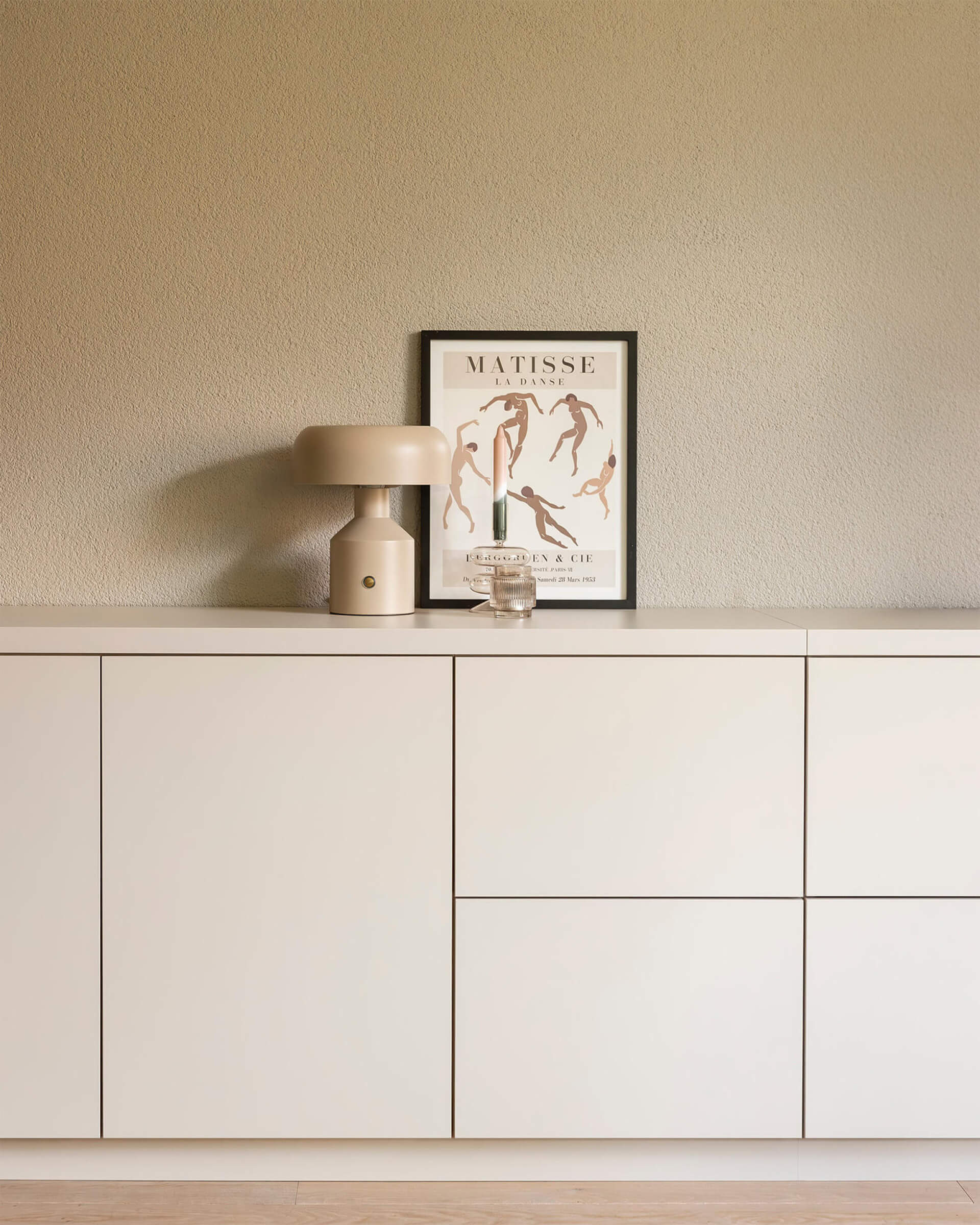 Buffet sur mesure en Dune Beige dans un salon néerlandais