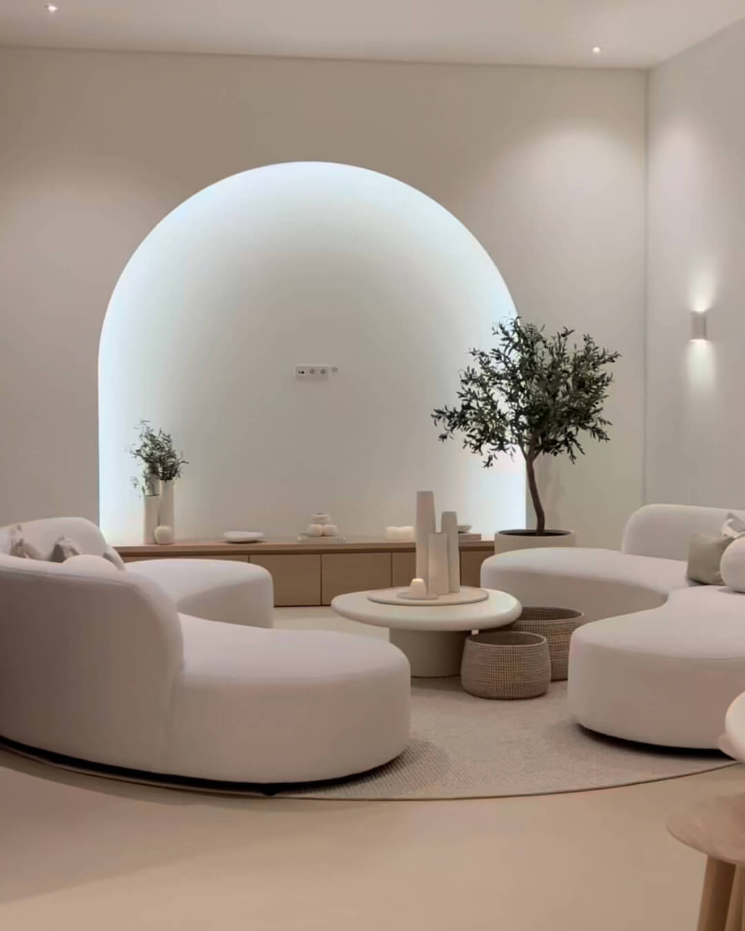 Coin TV avec mur de cinéma dans une arche avec meuble TV sur mesure en teinte bois naturel