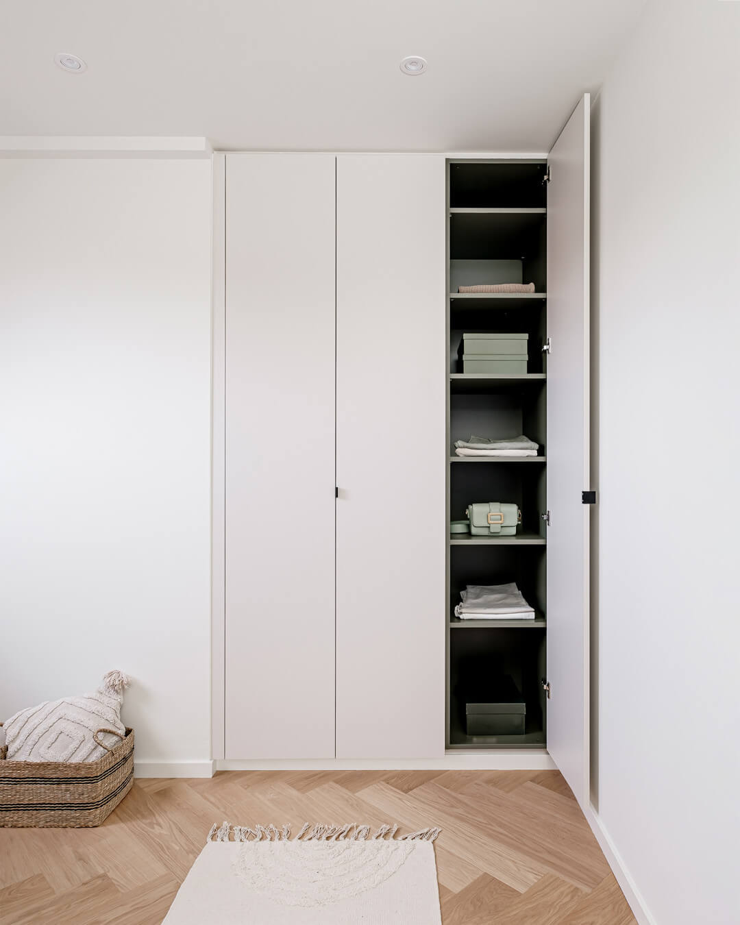 Armoire sur mesure avec extérieur en seashell et intérieur en green shadow