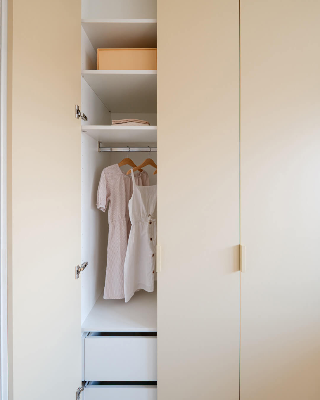 Armoire sur mesure jaune clair (Sunset) dans la chambre d'enfant de la maison Sundae