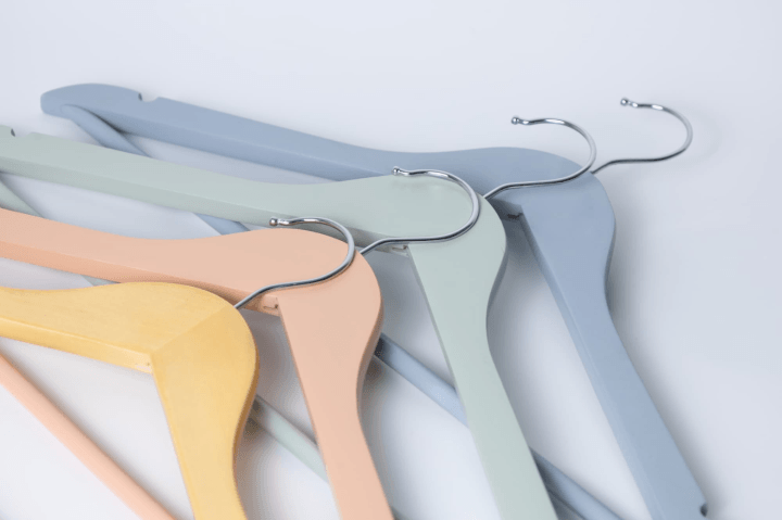 Les porte-manteaux n'ont pas à être ennuyeux : jouez avec les couleurs dans votre dressing.