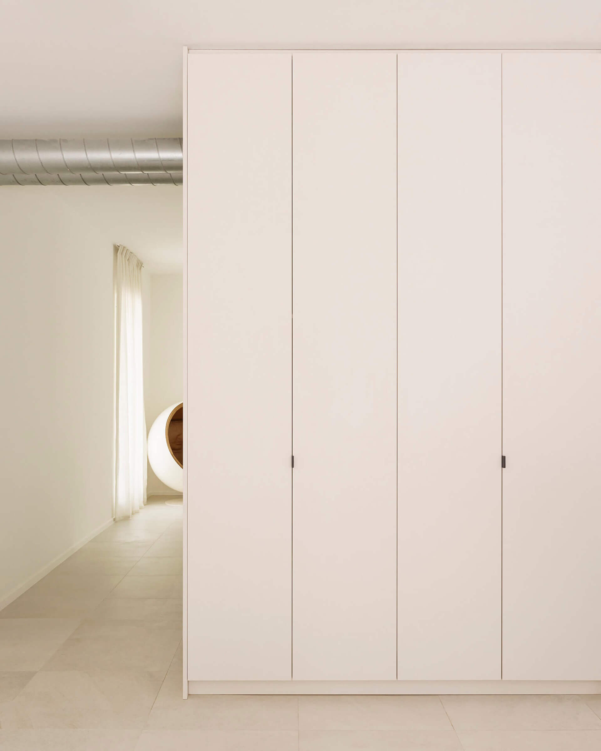 Meuble de rangement sur mesure blanc avec poignées noires, appelé Mini Pure