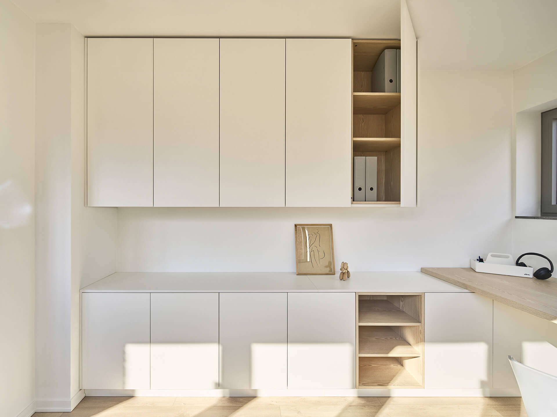 Commode et armoire suspendue au plafond sur mesure pour le bureau à domicile
