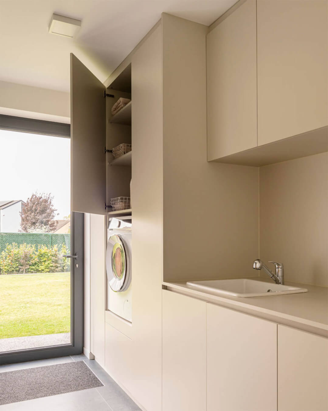 local de rangement avec armoire pour le lave-linge et armoires de rangement sur mesure, dans la couleur de l'armoire, turtle grey