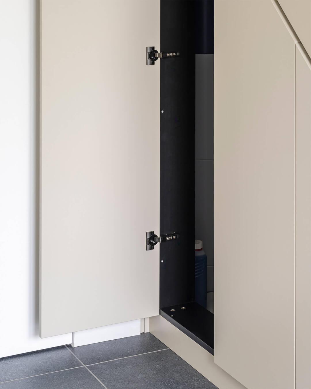 Armoire sur mesure sous l'escalier avec module pour les techniques