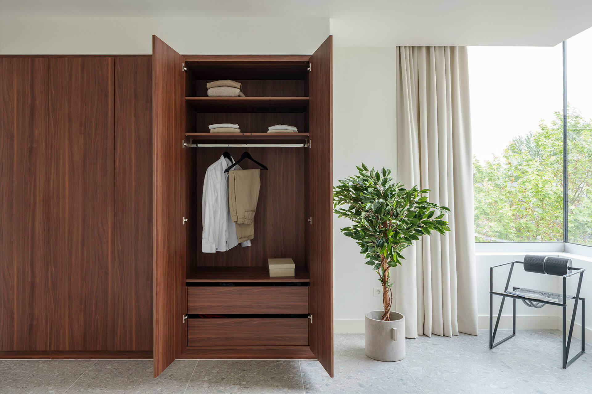 Dressing sur mesure en aspect noyer, appelé Lorenzo Walnut.