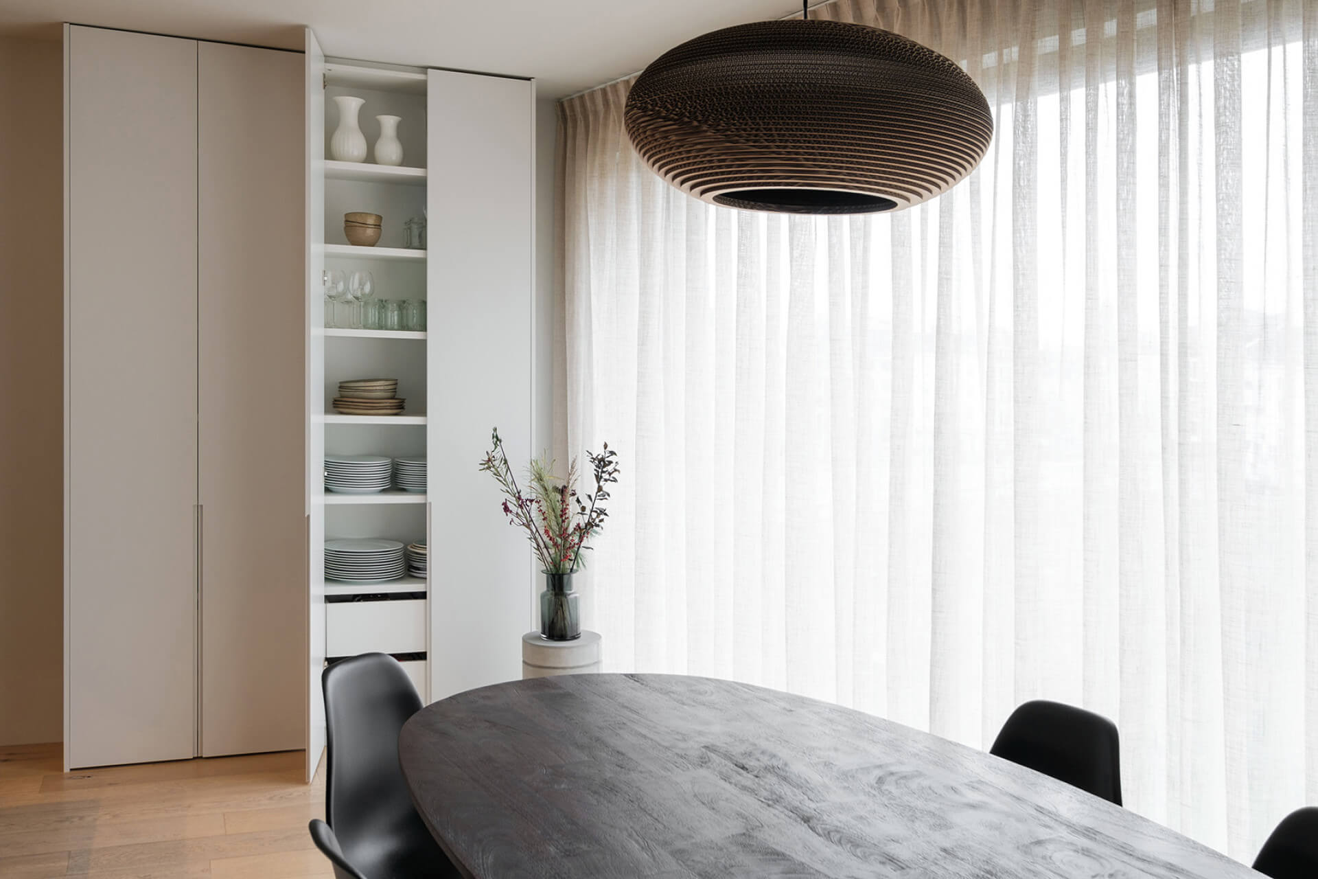Armoire de rangement sur mesure en mdf avec longues poignées fraisées