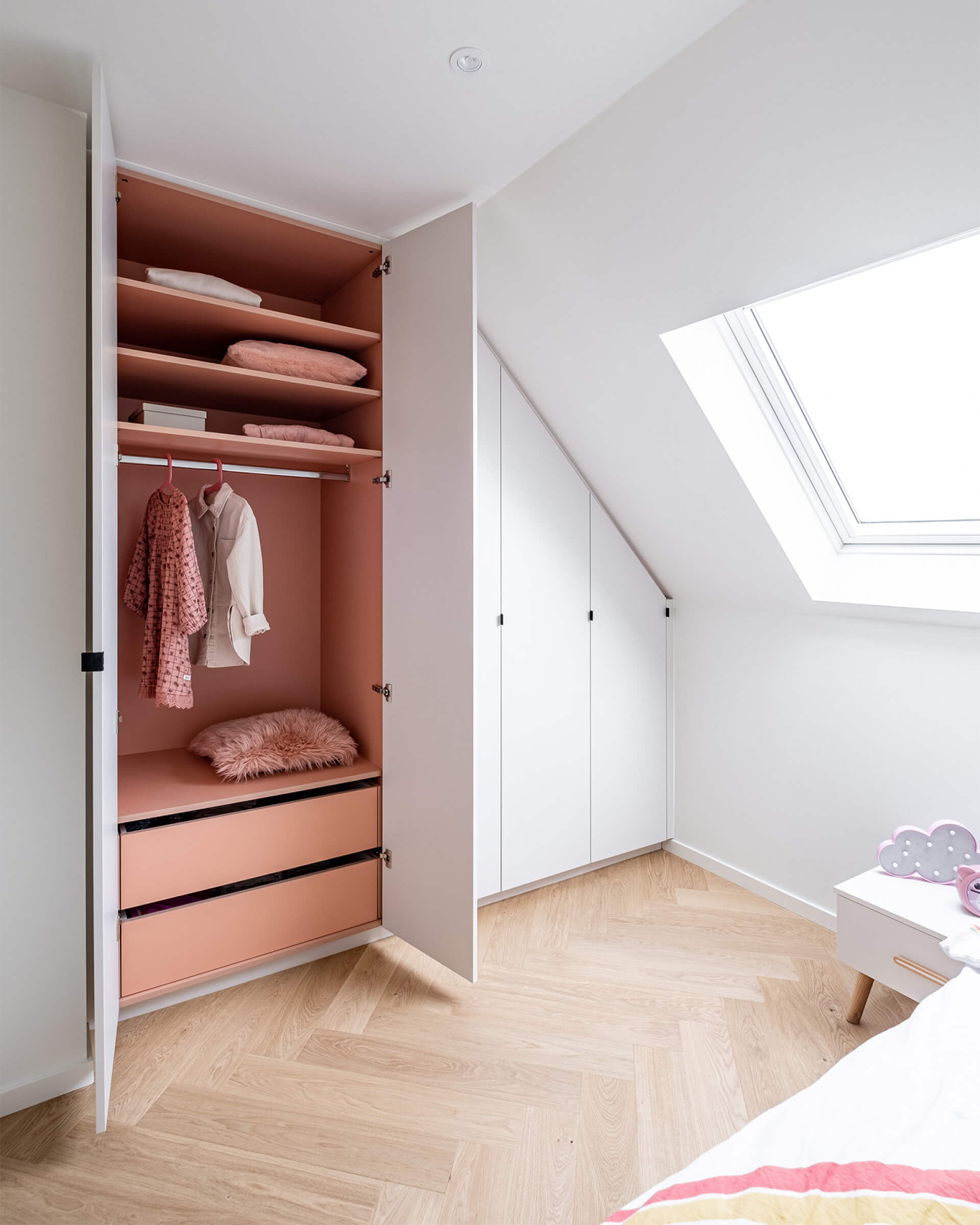 Disposition d'une armoire sur mesure avec étagères