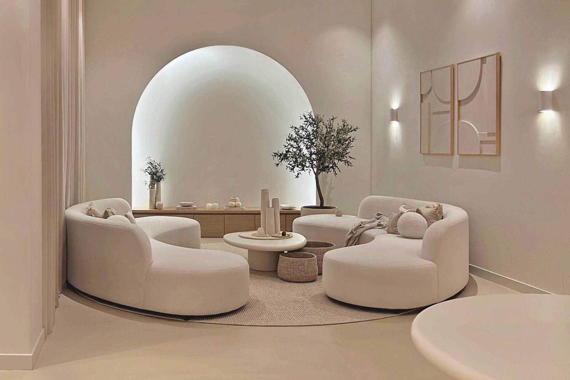 Salon de style japonais avec un meuble TV sur mesure dans une teinte de bois doux, le Atlas Oak