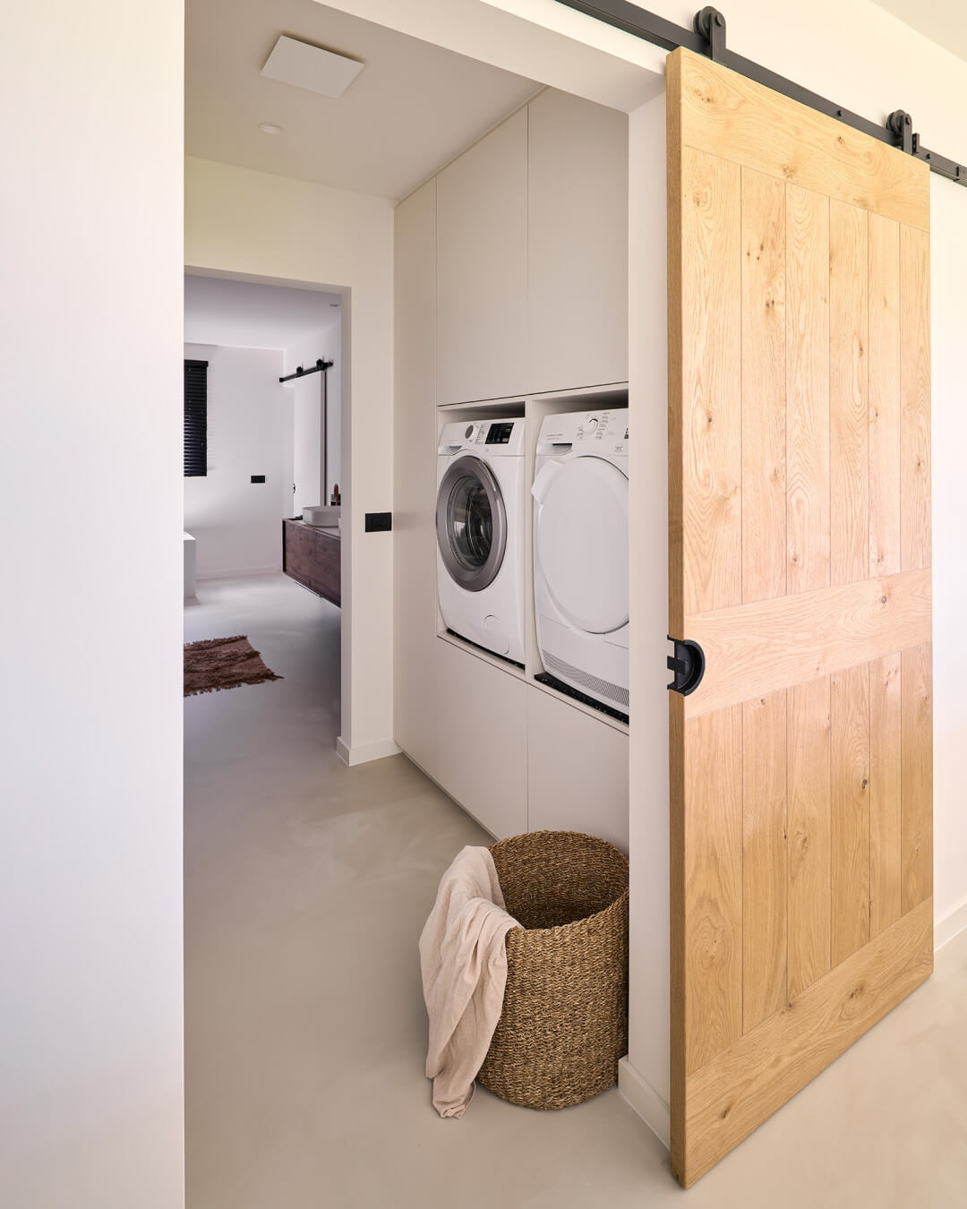 Armoire de buanderie sur mesure avec électroménagers intégrés à hauteur ergonomique