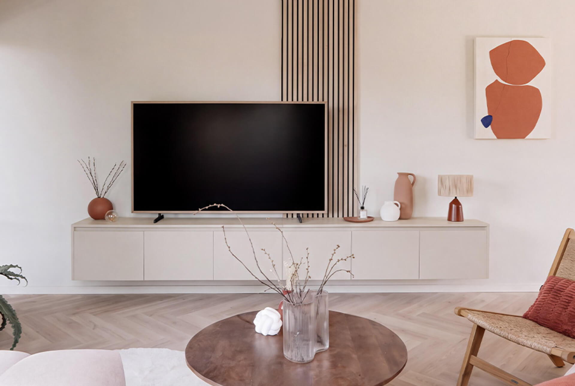 Meuble TV sur mesure combiné à des panneaux muraux comme élément décoratif 