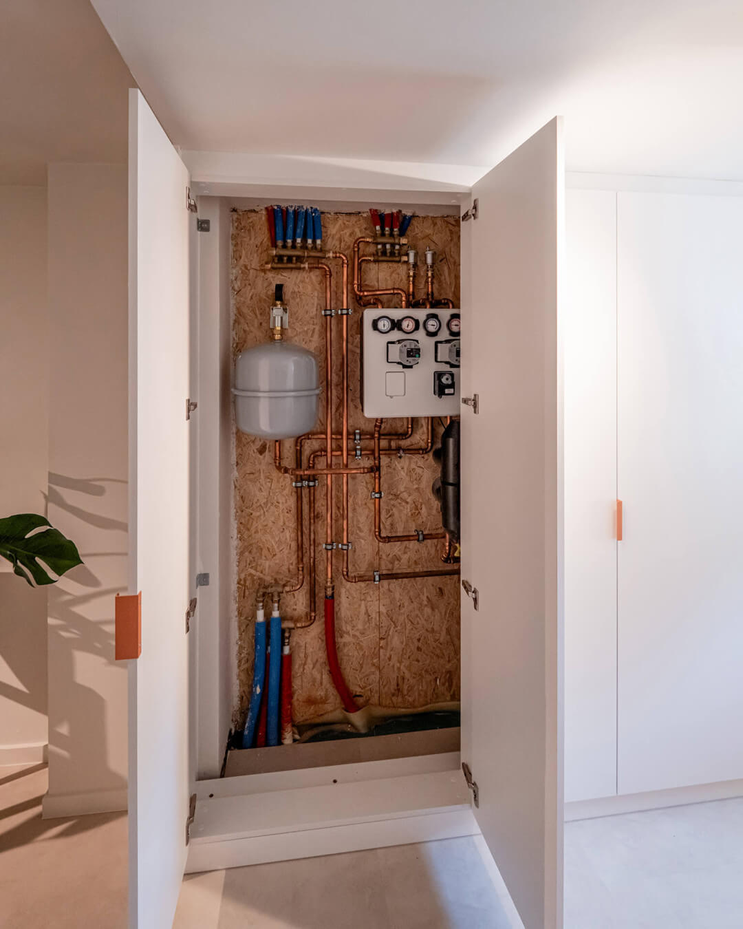 tuyaux cachés dans l'armoire avec une armoire technologique sur mesure 