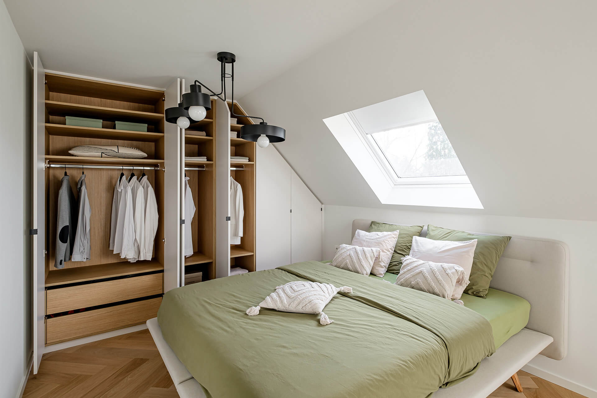 Dressing encastré sous un toit en pente