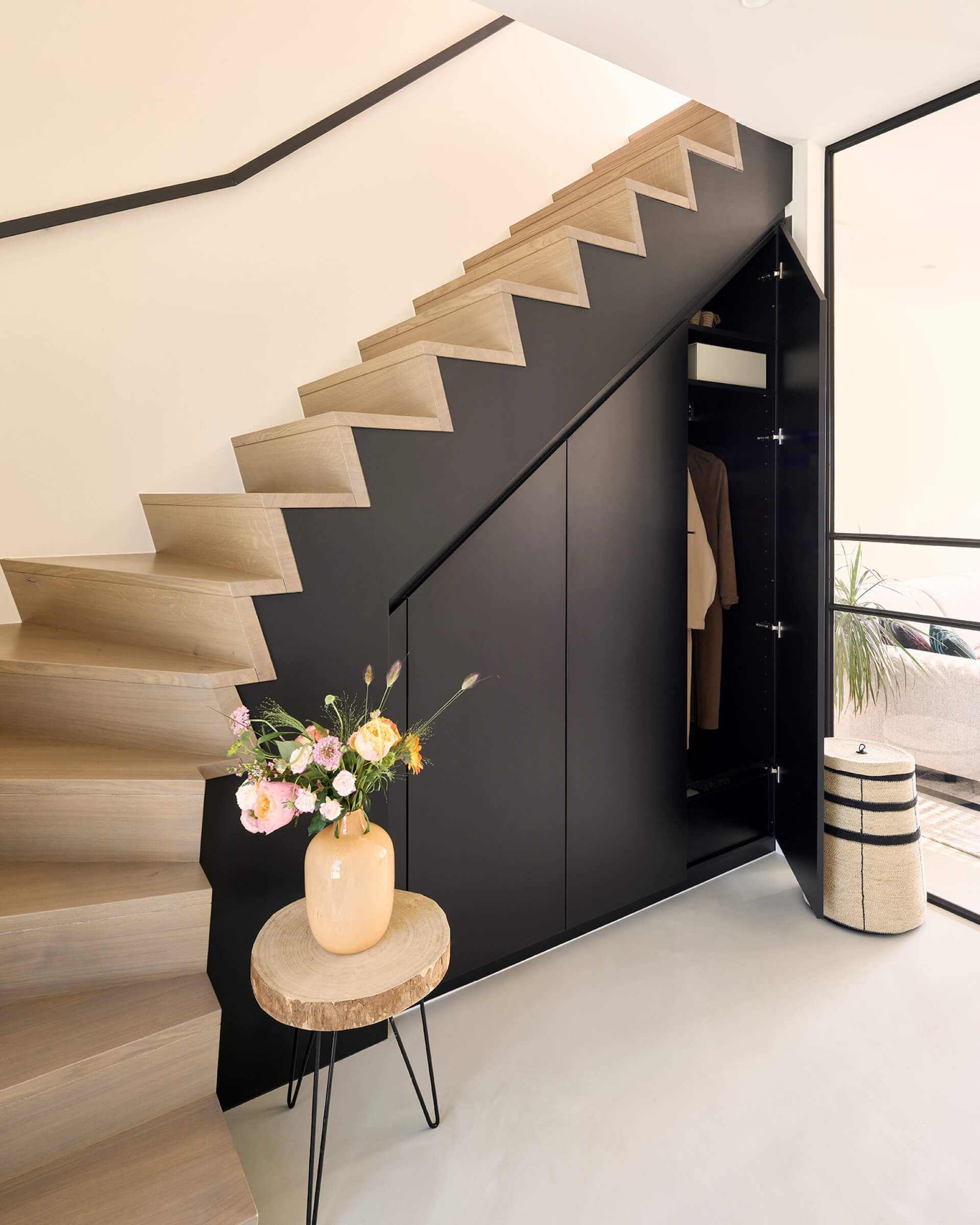 Meuble sous escalier noire sur mesure