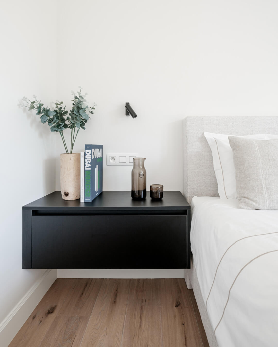 Table de chevet sur mesure de Custoro, dans la couleur Elegant Black
