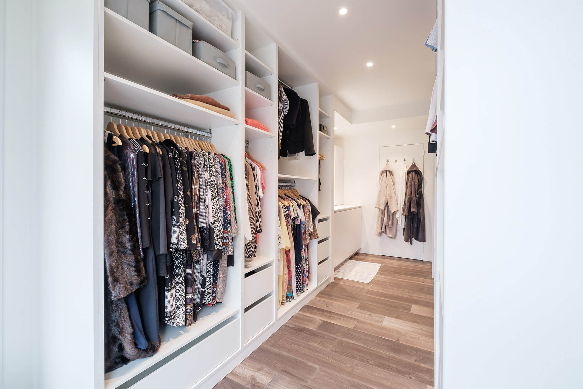 Penderie ouverte blanche sur mesure pour vêtements - Penderie sur Custoro