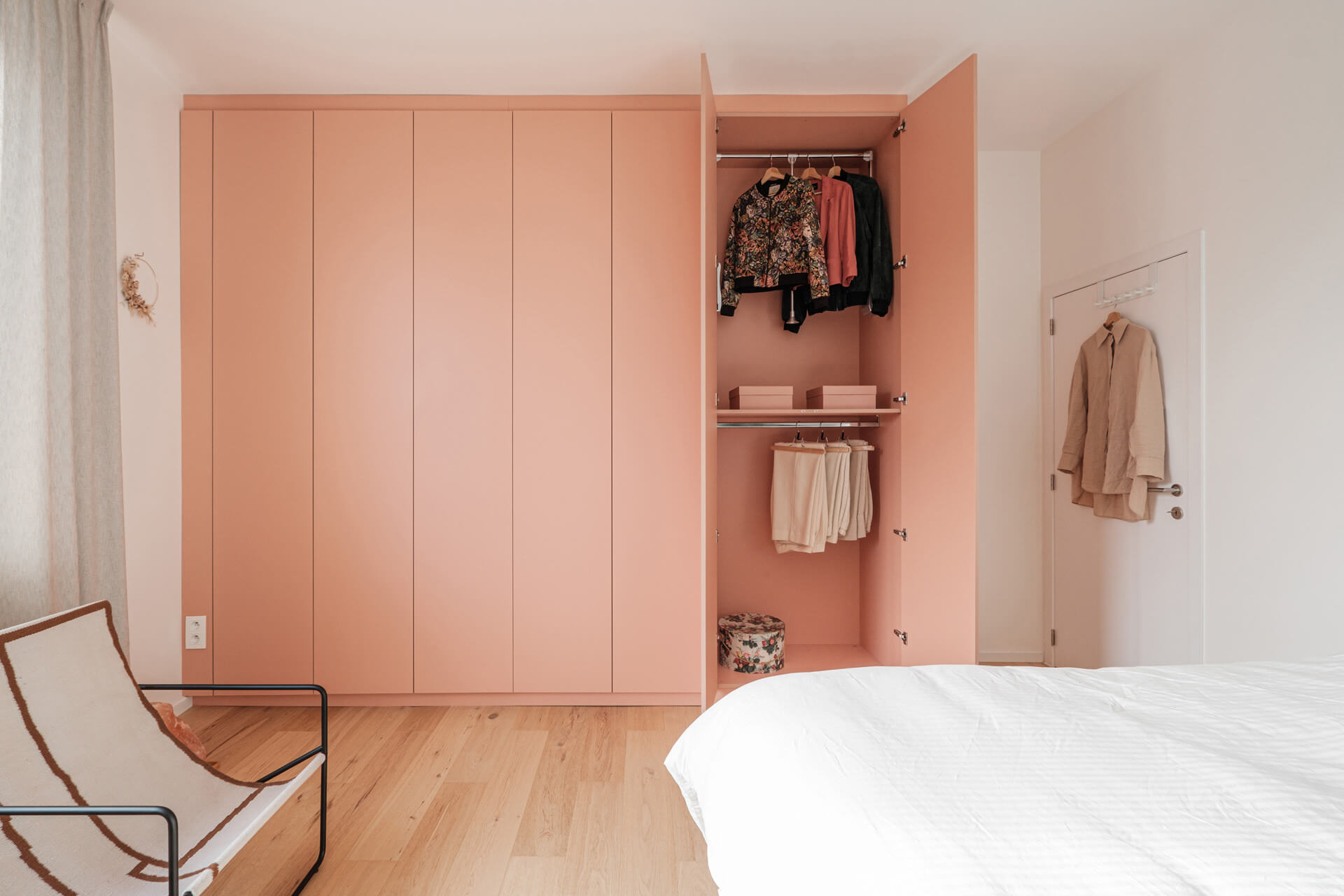 Armoire de dressing en couleur extérieure et intérieure Dusty Coral