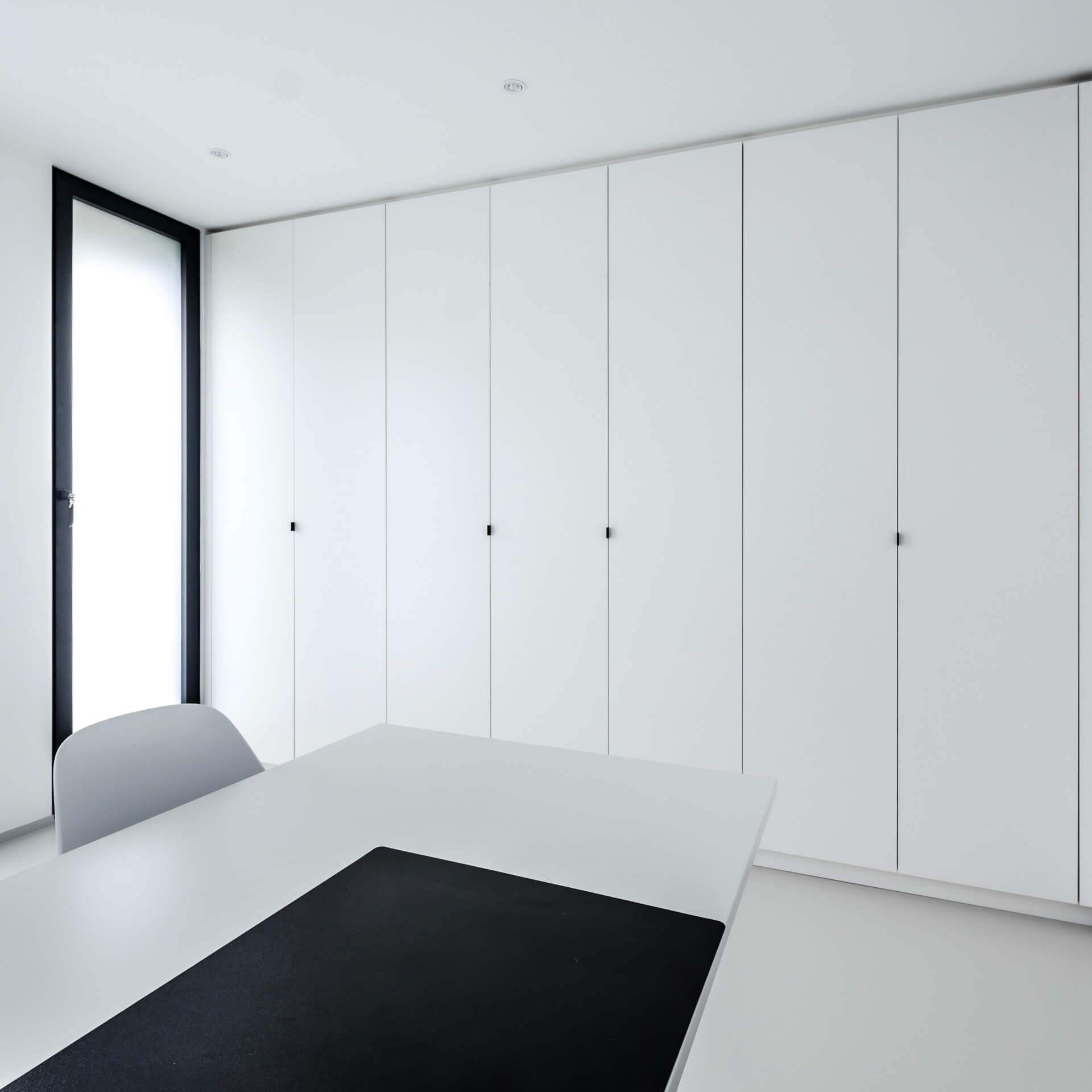 Armoires de bureau encastrées sur mesure en blanc