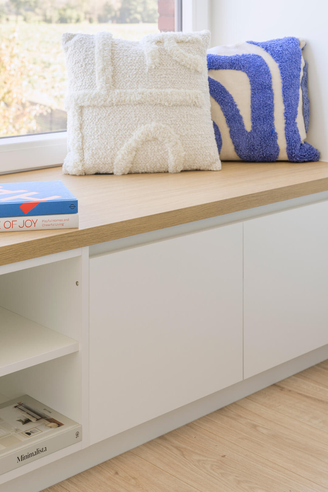 Banc sur mesure en blanc avec plan de travail en chêne naturel Essential, combinaison de blanc et de bois