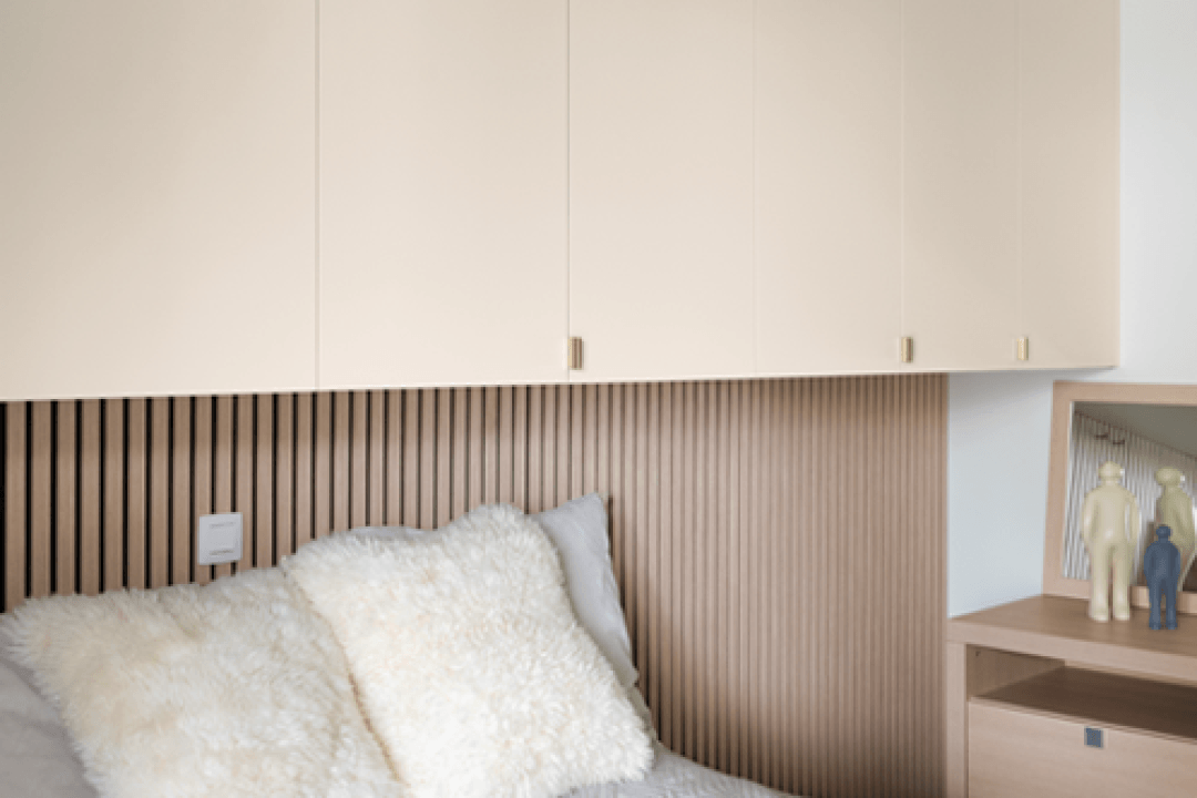 Panneaux muraux acoustiques Ivory Oak derrière le lit, avec un placard au plafond Seashell