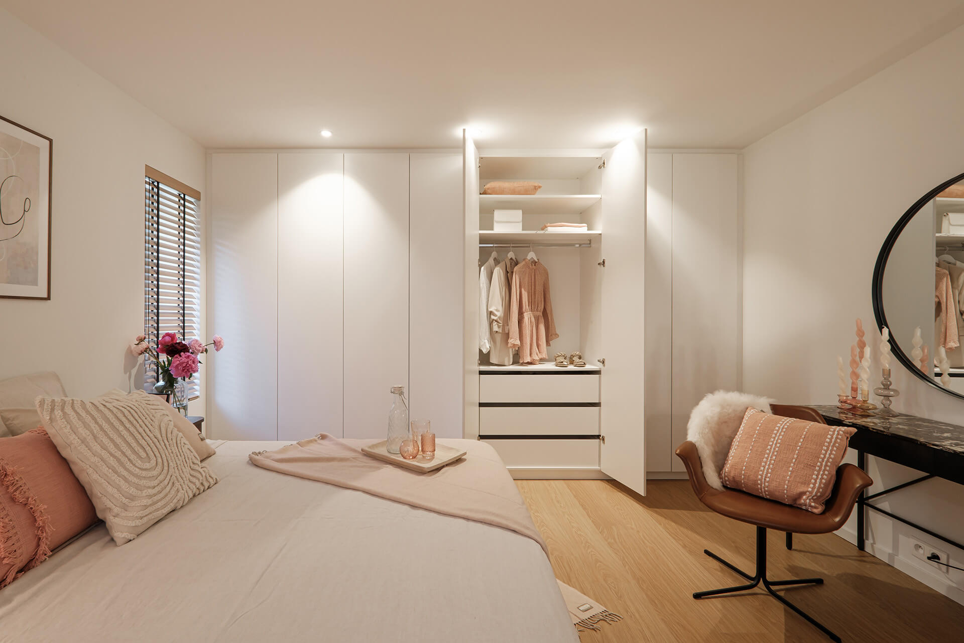 Armoire blanche sur mesure entre deux murs de Custoro.