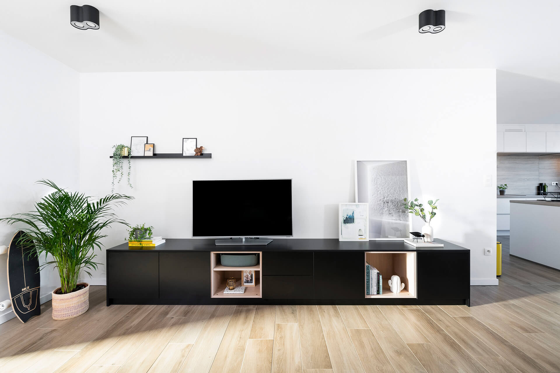 Meuble TV sur mesure noir et bois de custoro