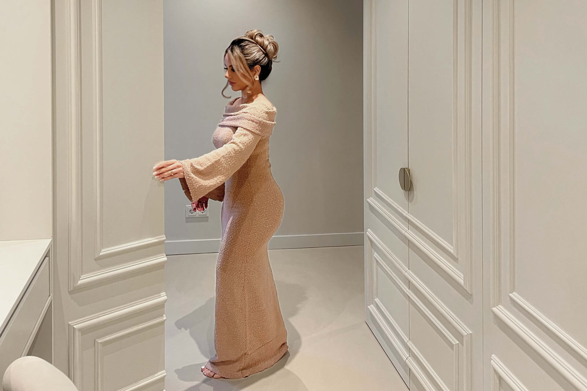 Armine Isajan dans son dressing avec des armoires sur mesure
