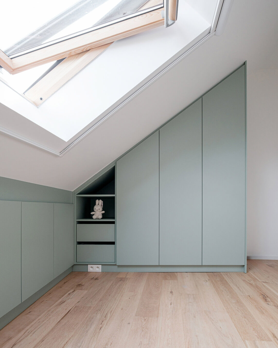 placards sur mesure sous un toit en pente