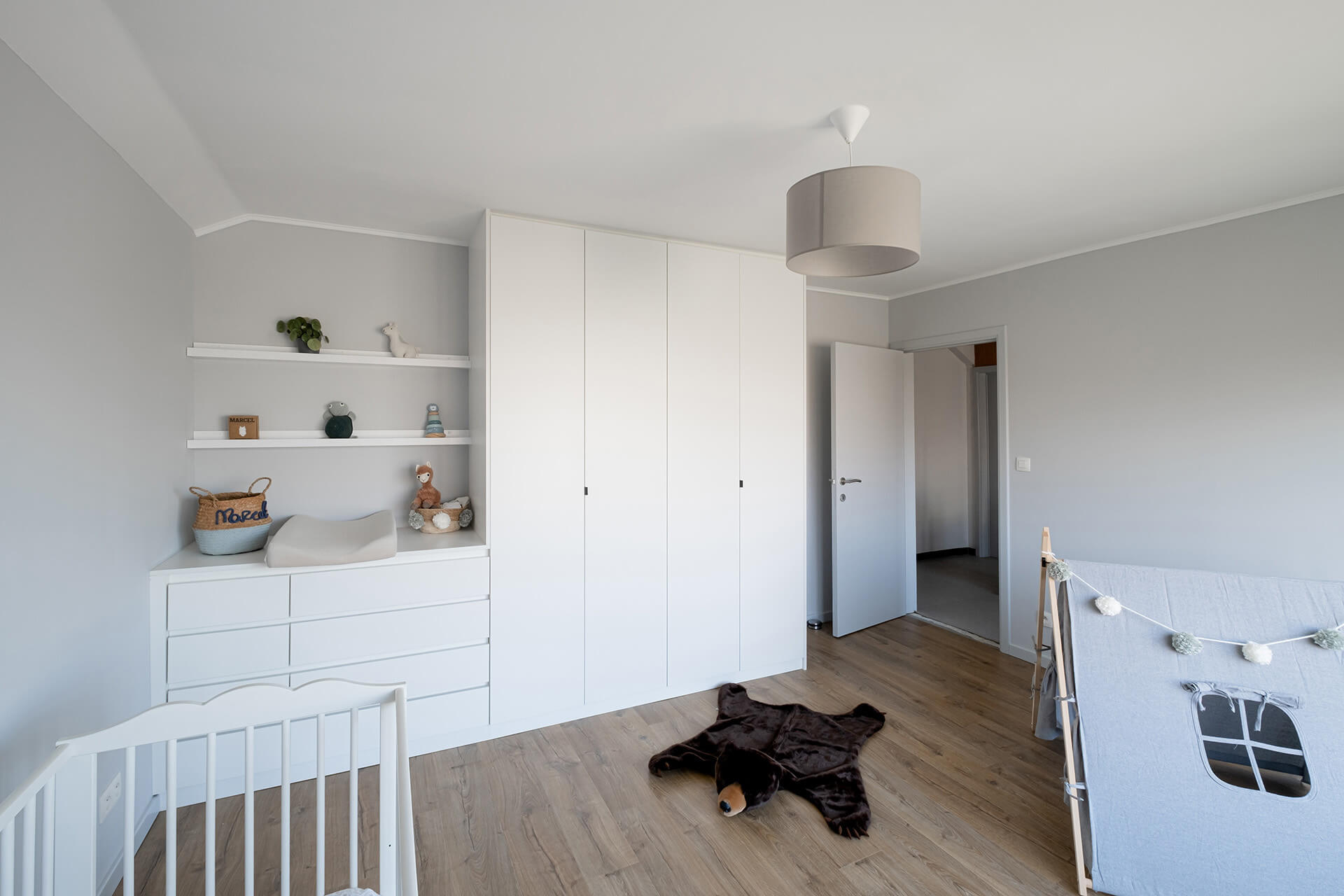 Armoire sur mesure dans la chambre d'enfant avec espace pour matelas à langer