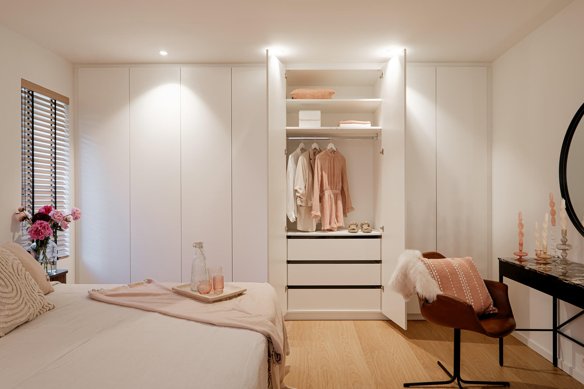 Dressing encastré sur mesure dans la couleur Front White.