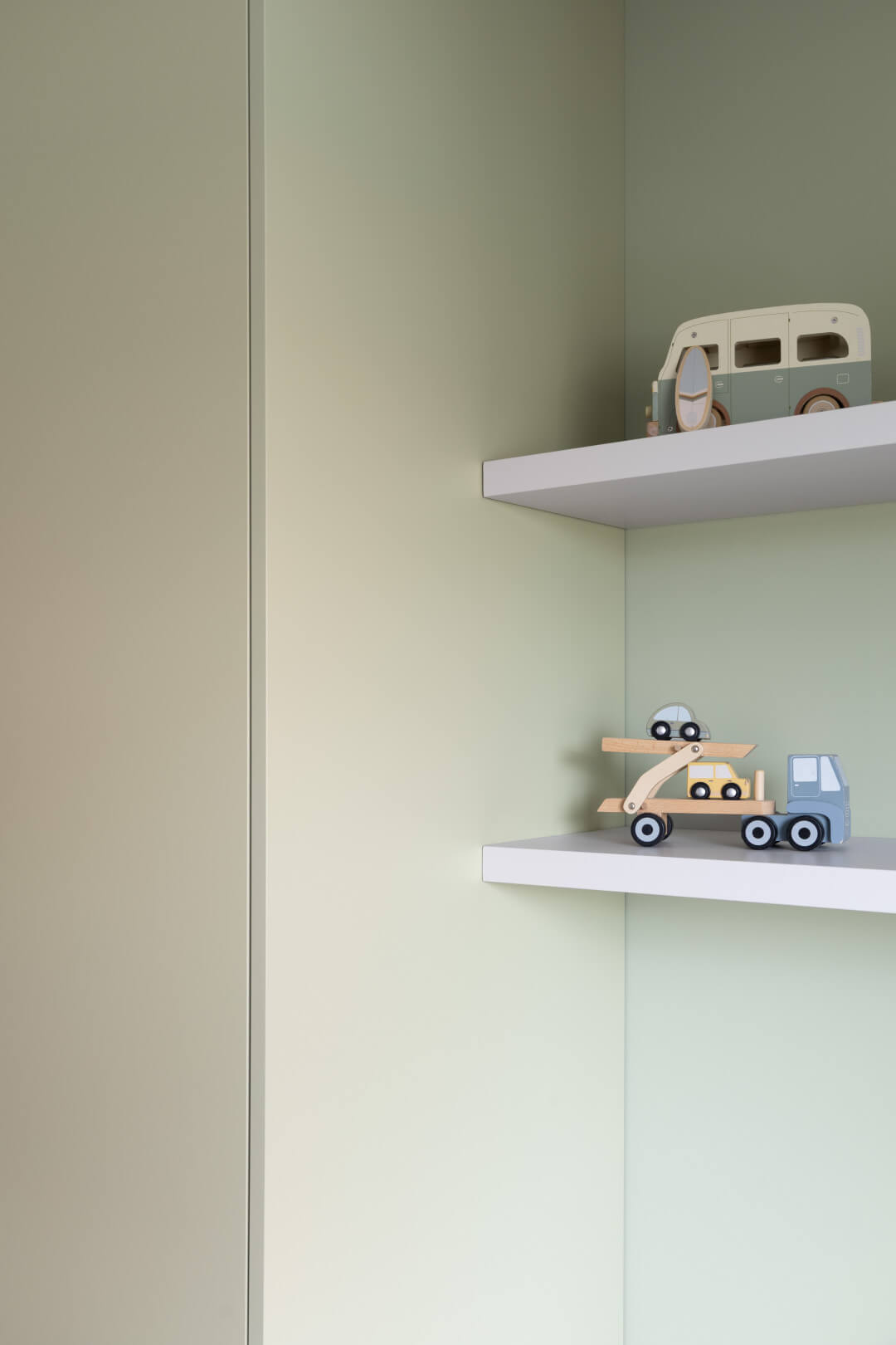 Gros plan sur une armoire dans une chambre d'enfant, de couleur verte Natural Sage
