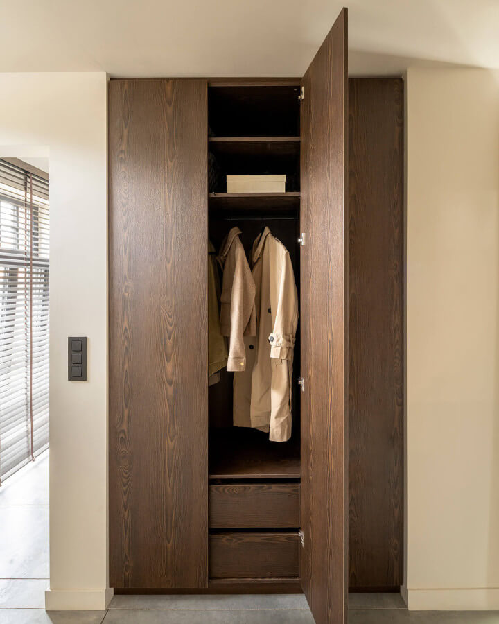 Patinated Brown : Une structure en bois profondément chaude pour ce vestiaire de luxe
