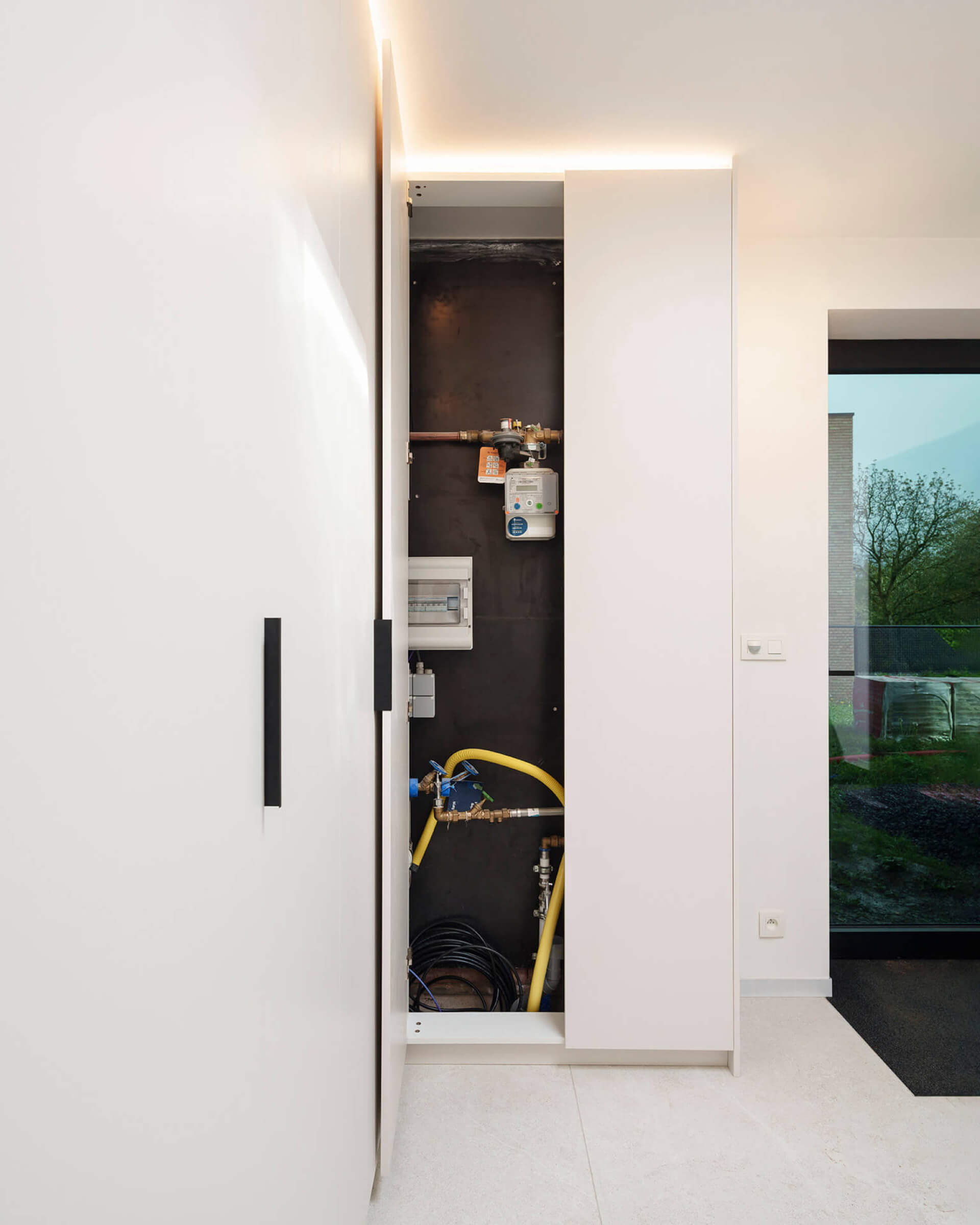 Armoire d'angle avec module d'armoire technique en couleur Front White