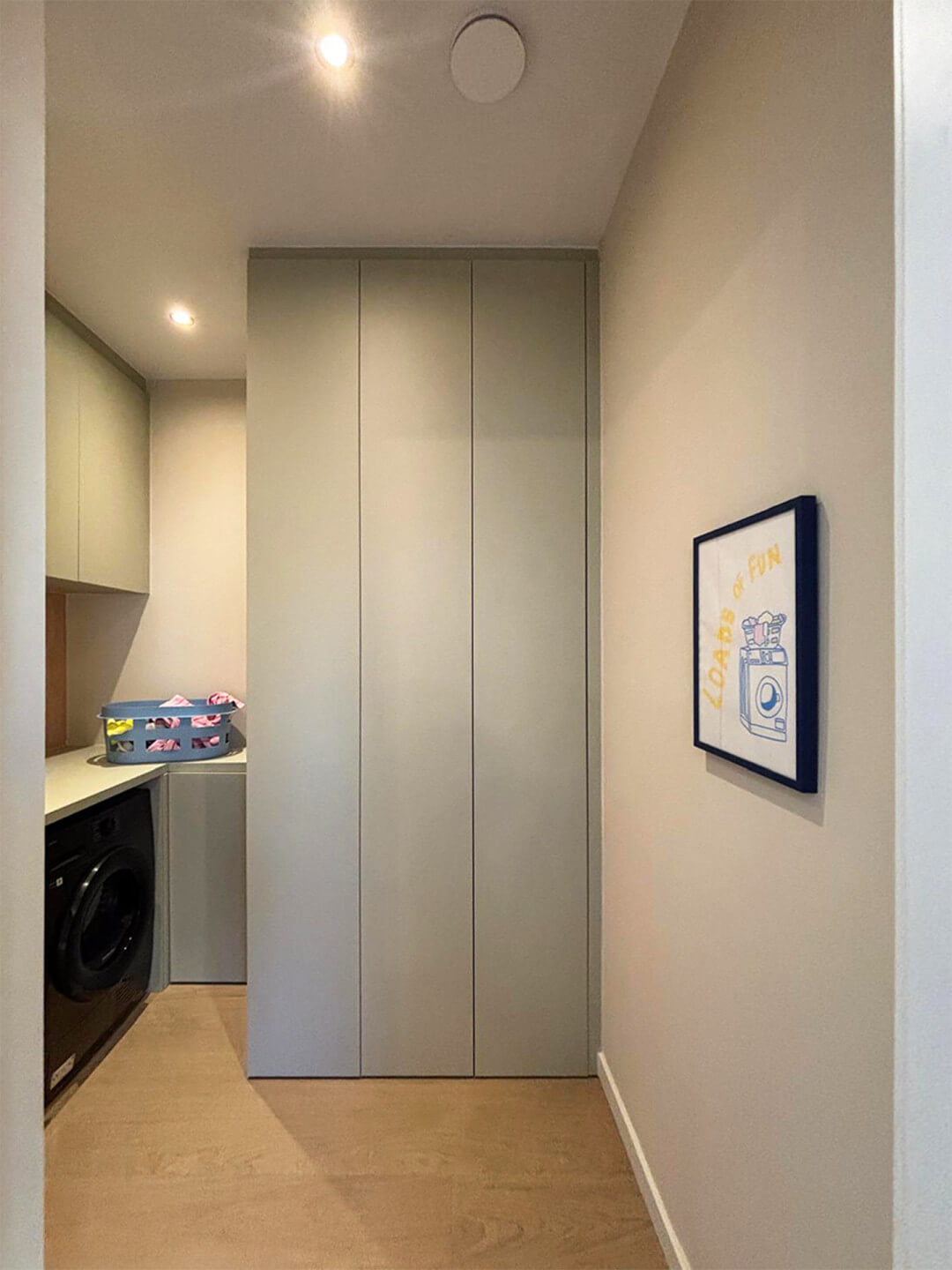 Armoire de rangement sur mesure avec armoire technique sur mesure couleur Natural Sage dans la buanderie