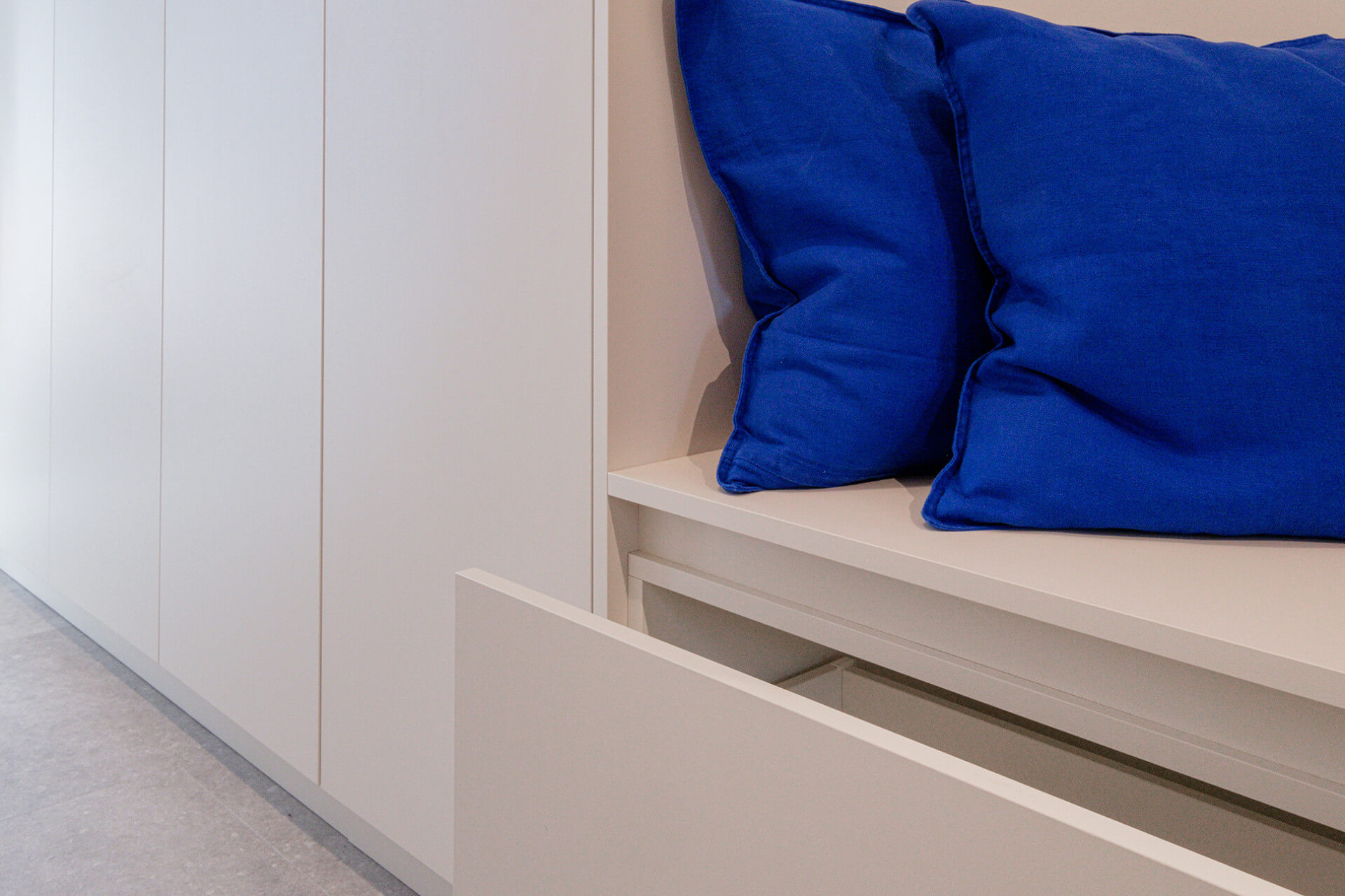 banc de rangement en Front White de Custoro