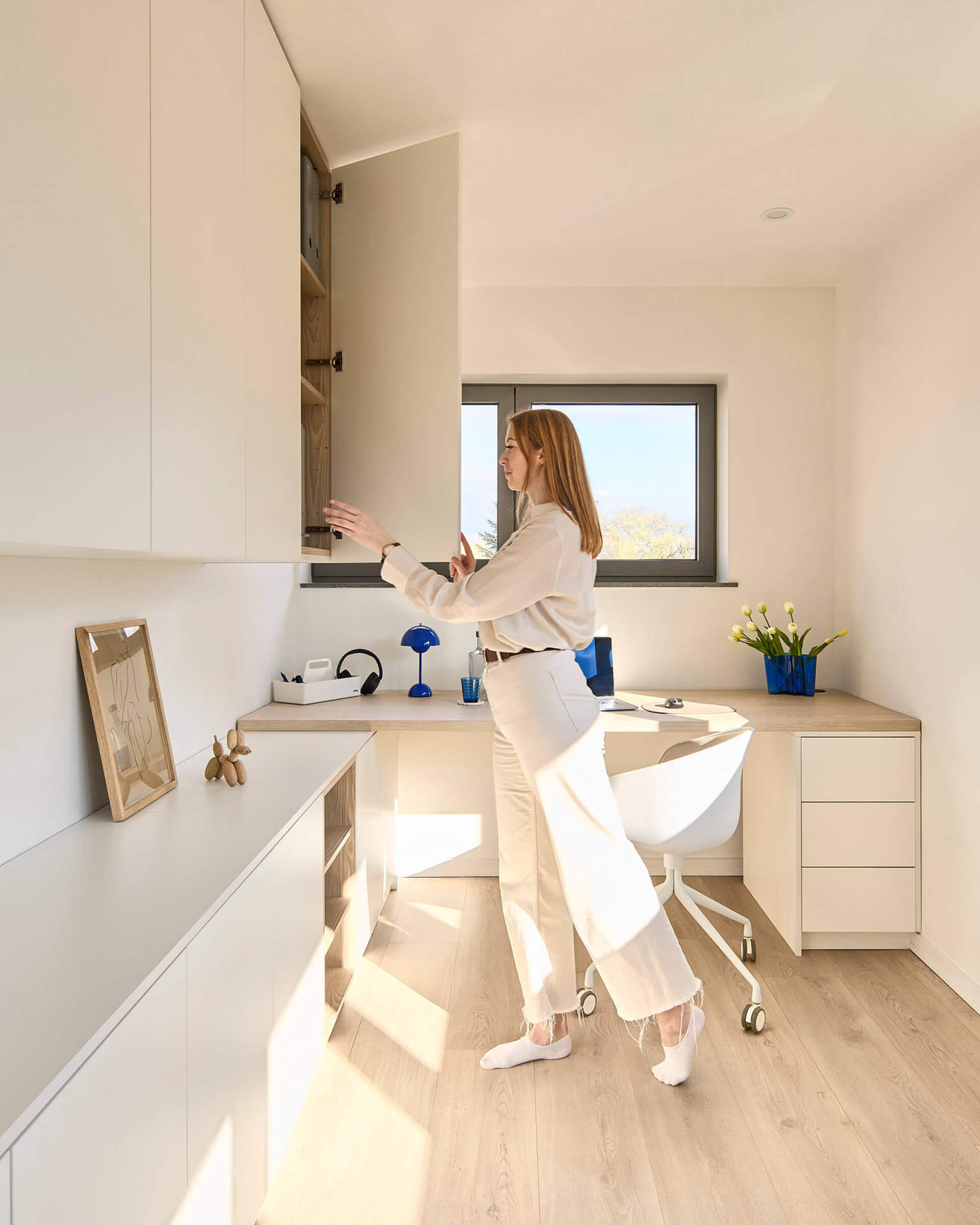  Placard suspendu sur mesure dans un bureau, couleur Front White.