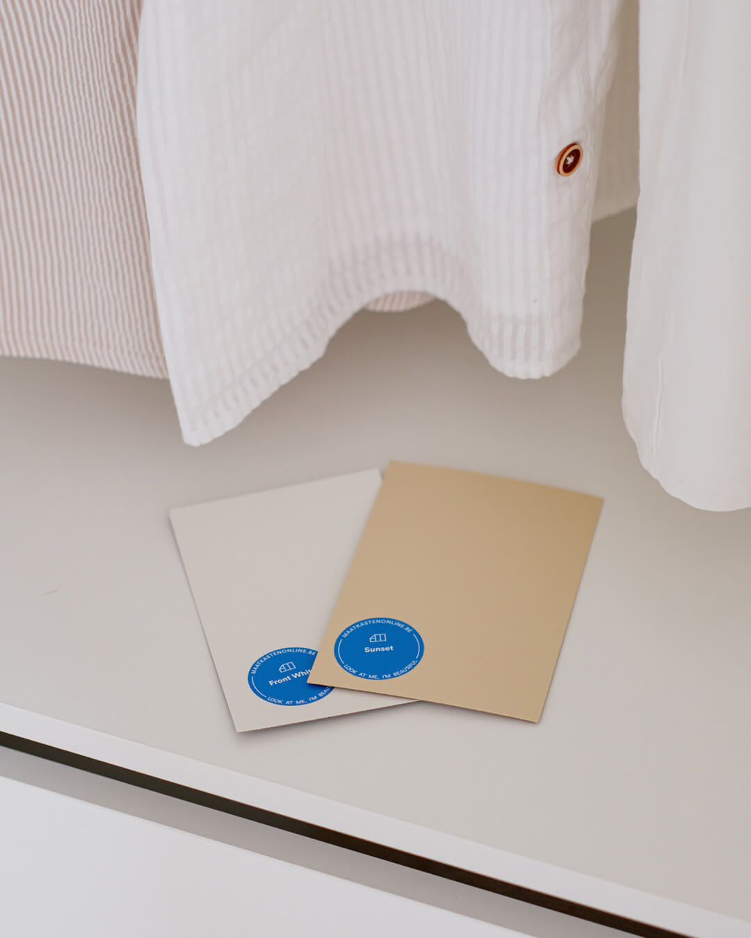 2 échantillons de couleur : Front White et Sunset dans un dressing sur mesure
