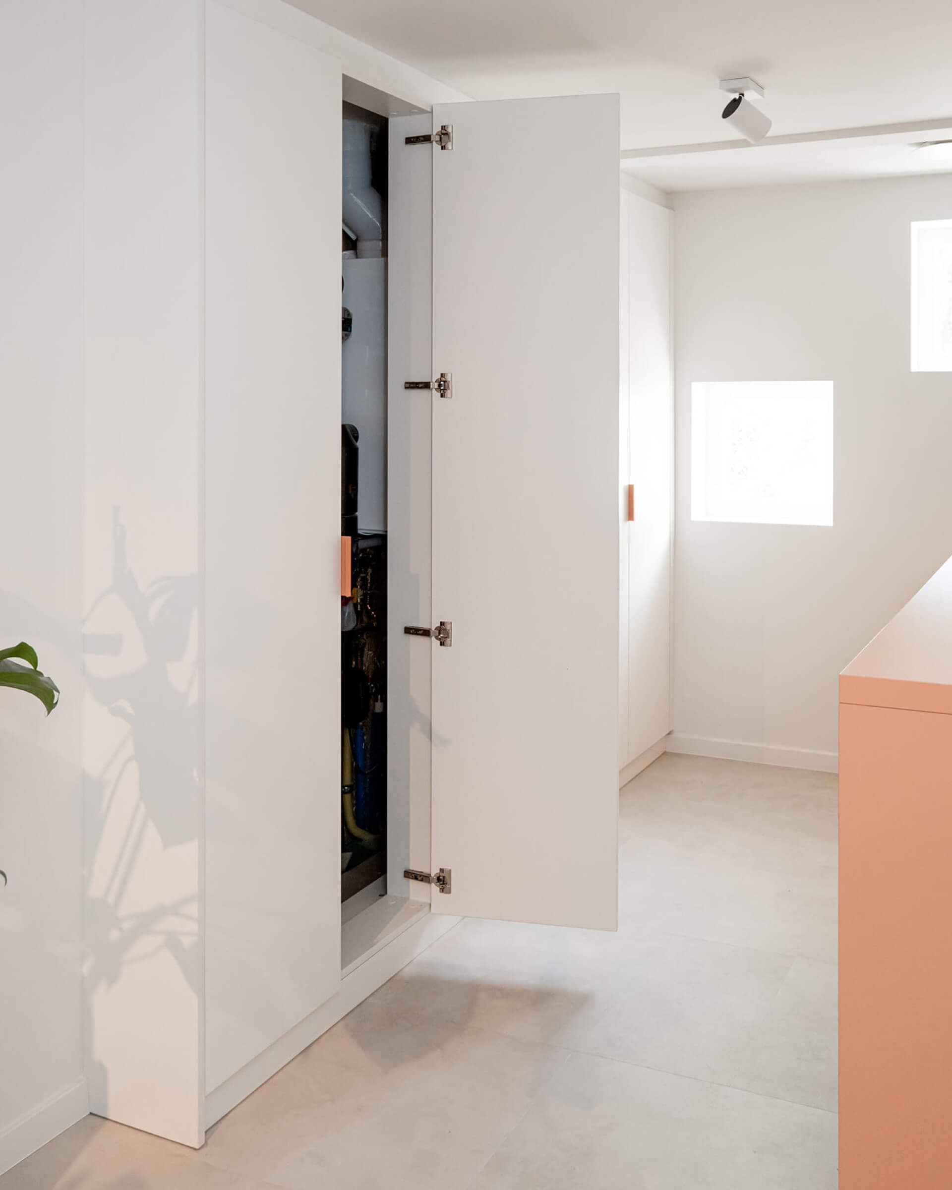 armoire technique blanche sur mesure dans la buanderie