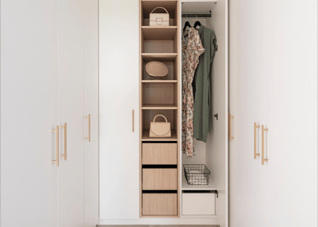 Meuble d'angle en forme de U, finition Front White, poignées en T Diamond et compartiment ouvert en Essential Oak Natural.