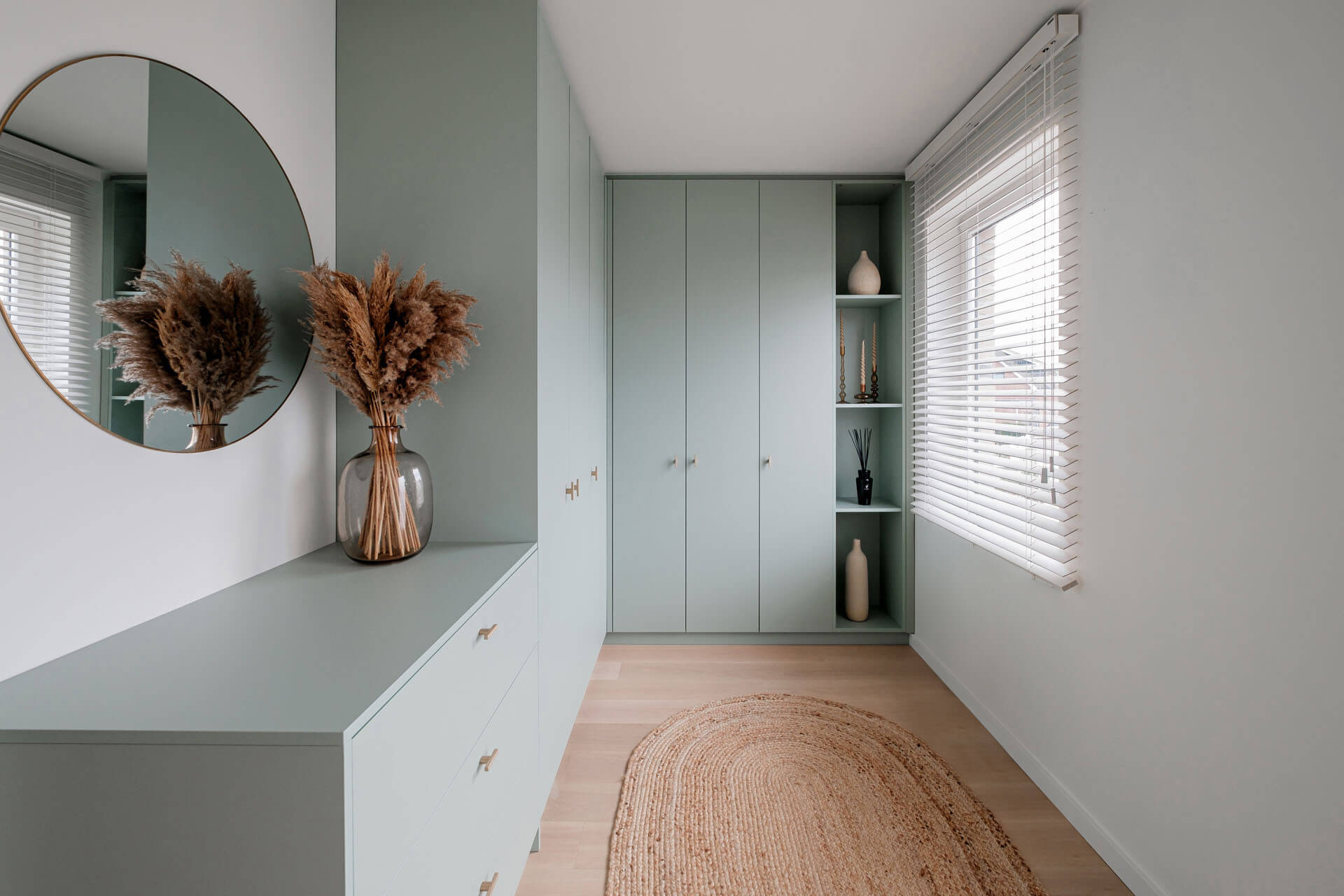 Combinaison d'armoires d'angle sur mesure avec des armoires hautes et basses