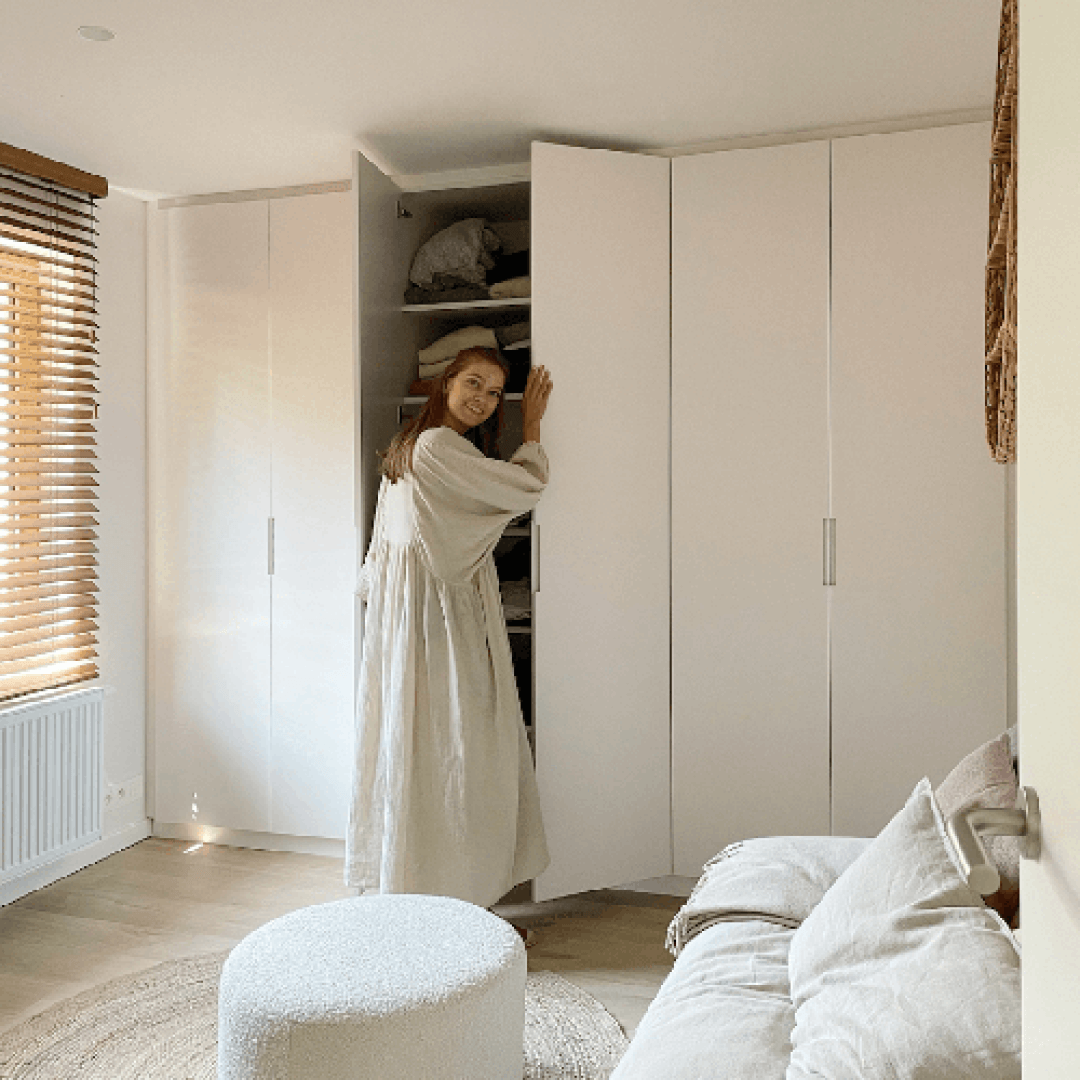 La créatrice de contenu Romy Van Haecke dans son dressing personnalisé 