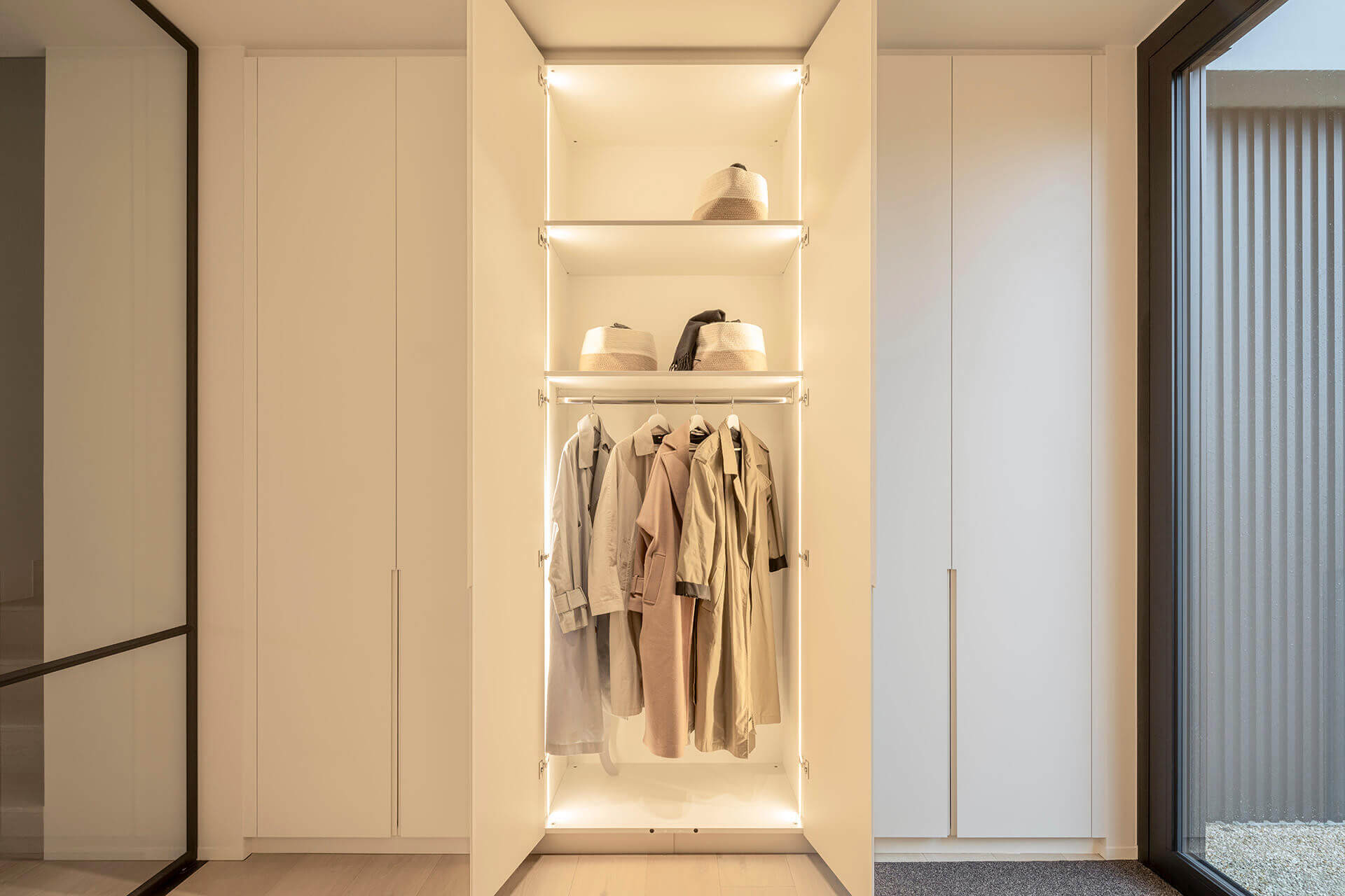 vestiaire avec éclairage intérieur dans une maison aux intérieurs minimalistes 