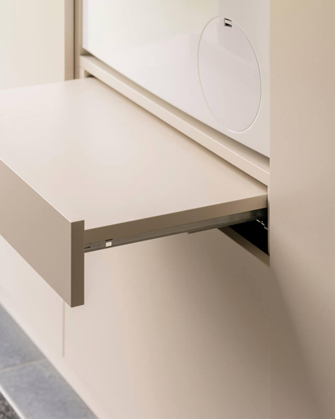 Plateau coulissant dans une armoire sur mesure