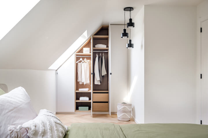 Toutes les armoires sur mesure de cette maison possèdent un intérieur surprenant