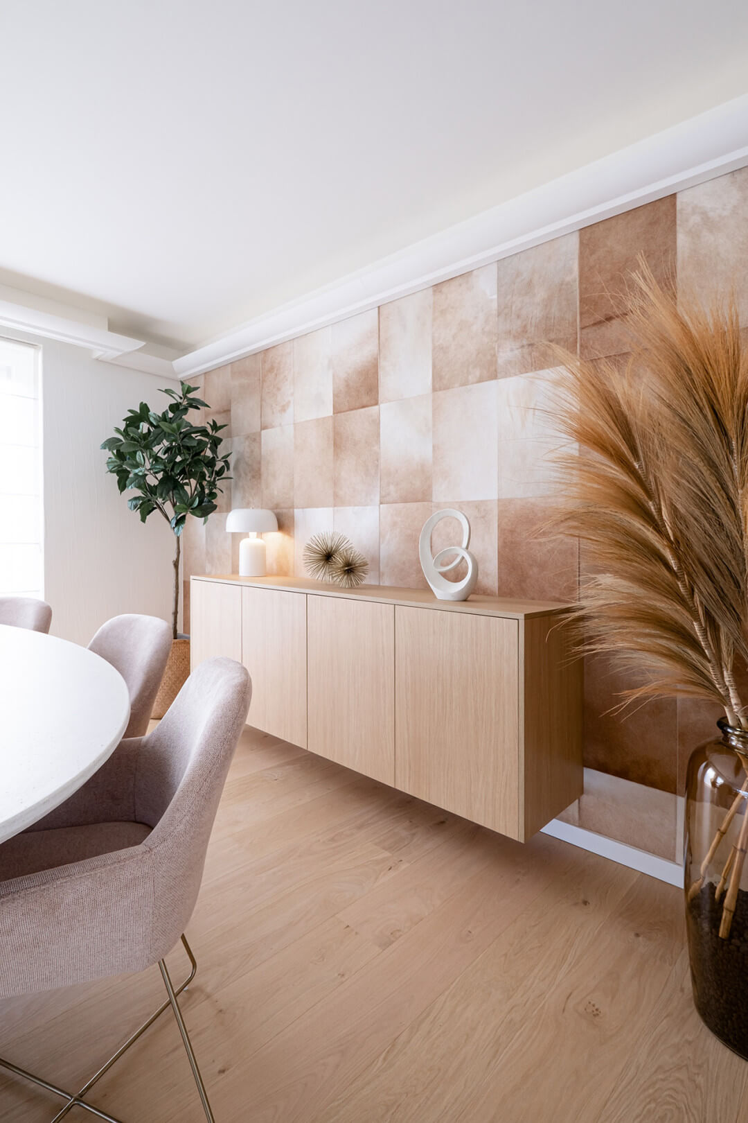 Un buffet sur mesure en chêne naturel Essential Oak semble flotter contre un revêtement mural décoratif dans le salon.