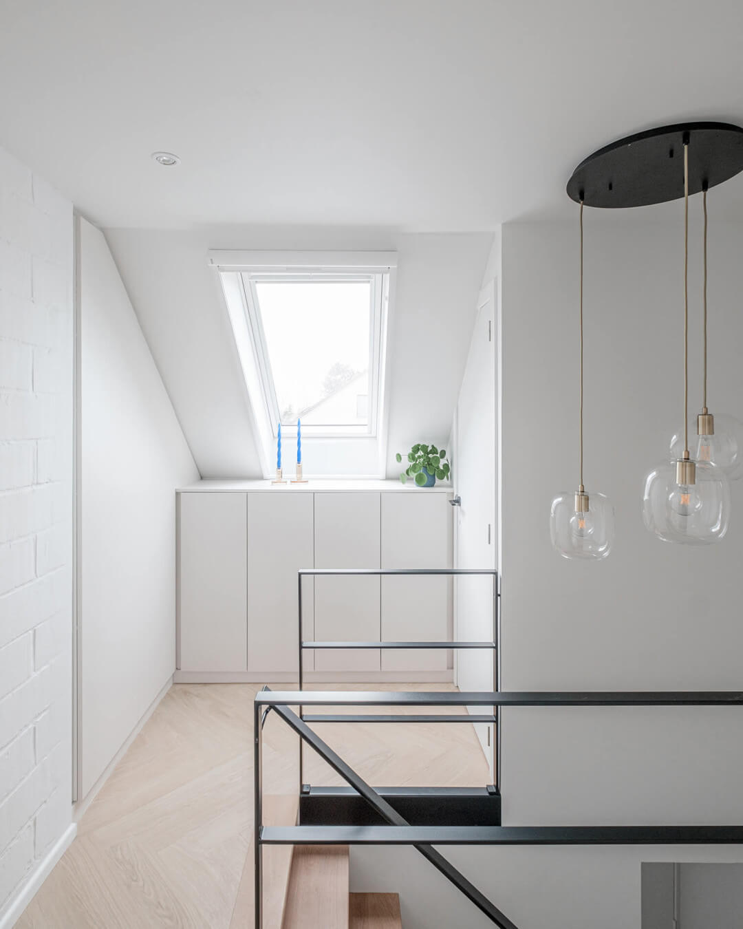 Placards sur mesure sur le palier pour cacher les techniques