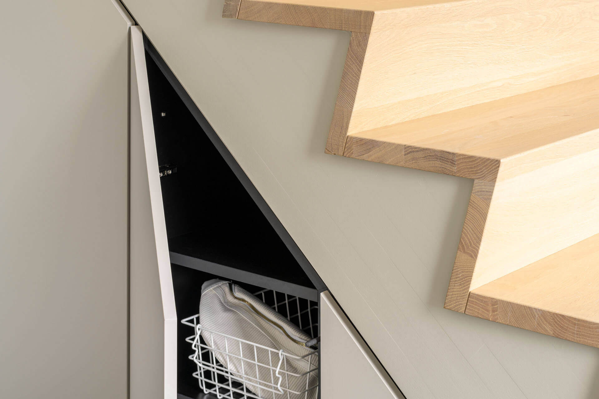 Gros plan d'une armoire sous escalier sur mesure en couleur Turtle Grey