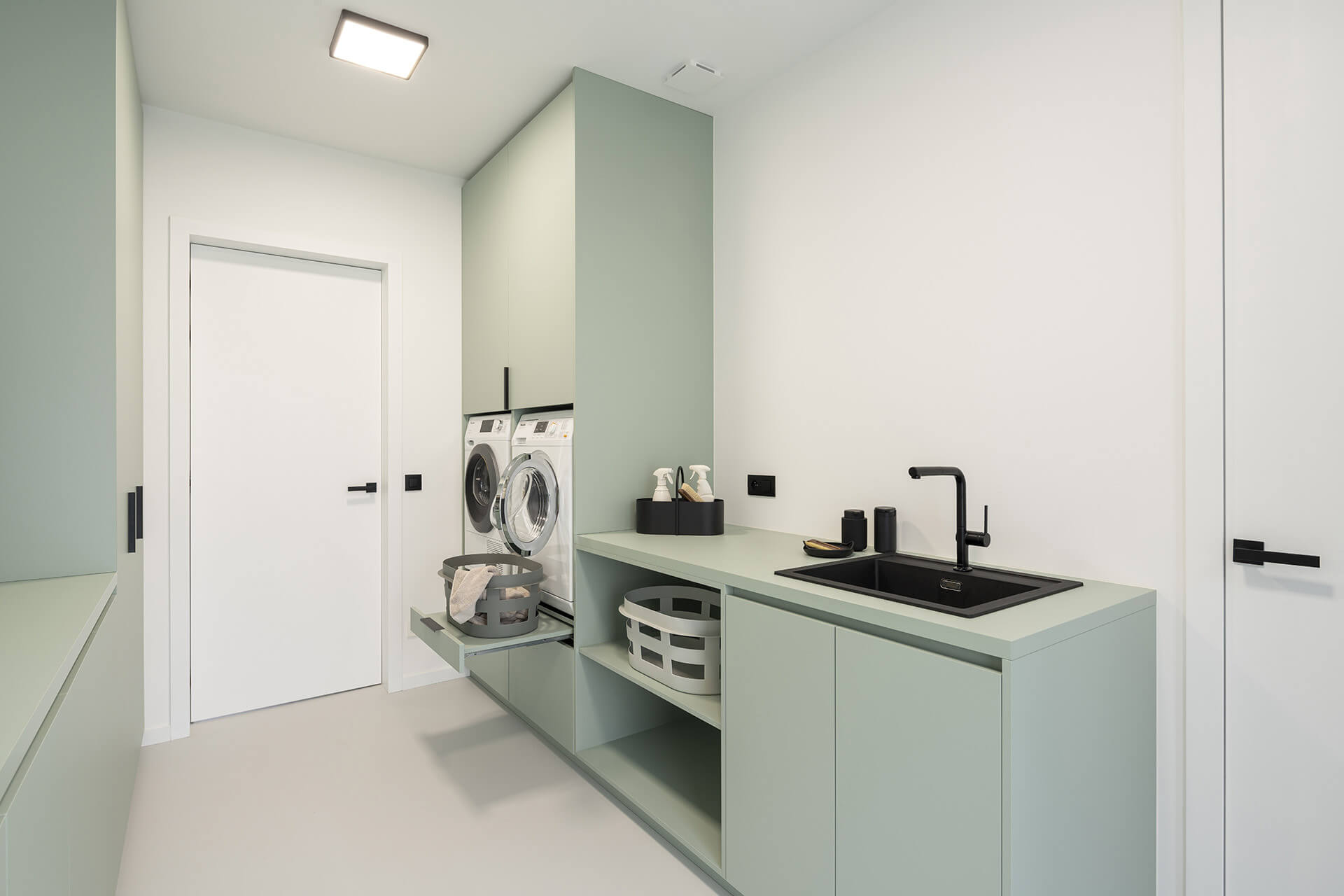 Buanderie avec salle d'eau sur mesure et placard de rangement