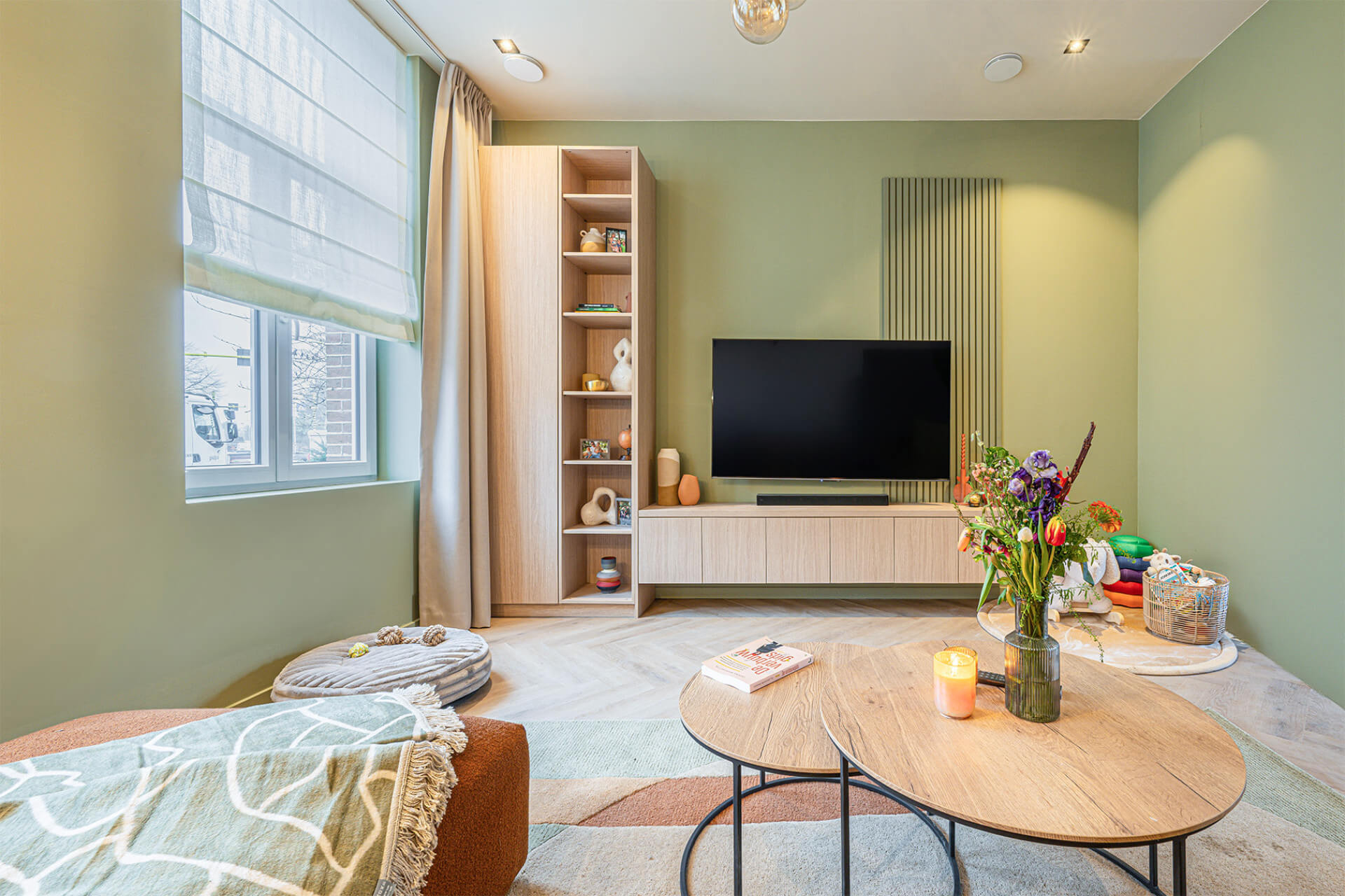 Salon avec un meuble TV et une haute armoire de rangement sur mesure, réalisés pour l'émission flamande Huis Gemaakt (VTM) à Kessel